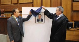 Desembargador Voltaire de Lima Moraes recebe homenagem da Justiça Eleitoral gaúcha
