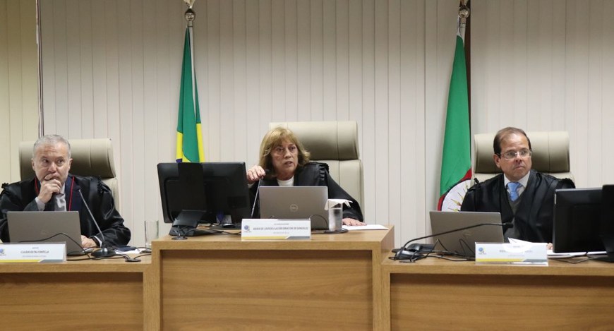 Primeira sessão da desa. Maria de Lourdes como presidente