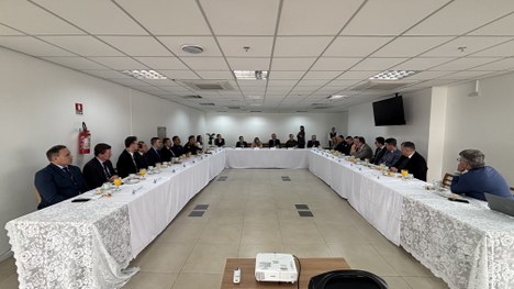 Autoridades, secretários e servidores do TRE-RS reuniram-se no Edifício Assis Brasil