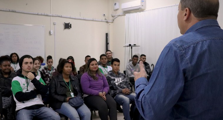 Servidores da EJERS conversam com jovens da Vila Cruzeiro sobre democracia, cidadania, participa...