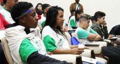 Alunos debateram sobre a segurança do voto eletrônico e usaram a urna para escolher nome da praç...