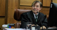 Durante sessão plenária, Corte Eleitoral gaúcha prestou homenagens ao magistrado