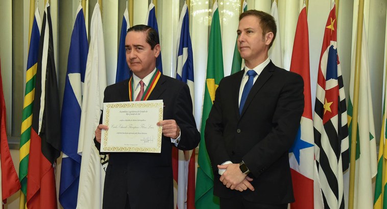 Desembargador federal Thompson Flores é homenageado com Medalha do Mérito Farroupilha A condecoração é destinada a pessoas que contribuíram para o desenvolvimento econômico, social e...