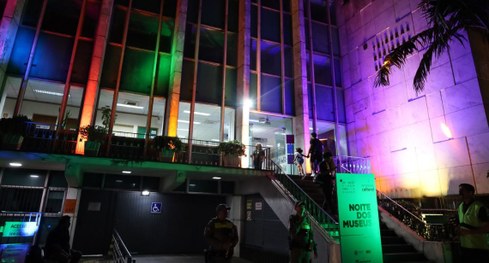 Fachada do edifício da Rua Duque de Caxias na Noite dos Museus 2025