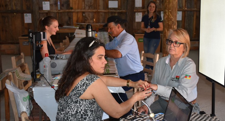 Justiça Eleitoral atende eleitores erechinenses no Acampamento Farroupilha da cidade Prazo para a revisão biométrica do eleitorado de Erechim vai até março de 2020