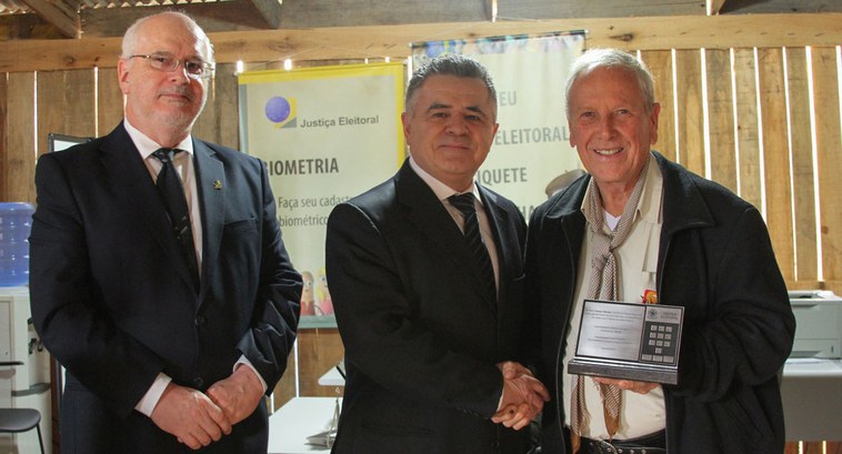 Justiça Eleitoral faz homenagem à Piquete do Acampamento Farroupilha Para agradecer o espaço cedido à CAE, comissão do TRE-RS presenteou o Piquete Fazendinha