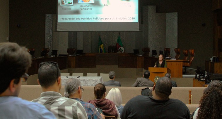 Partidos políticos participam de reunião no TRE-RS Visando às eleições de 2020, as Secretarias Judiciária e de Controle Interno e Auditoria trouxer...
