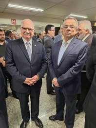 Presidente do TRE-RS, desembargador Mario Crespo Brum, juntamente com o vice-presidente do STF, ...