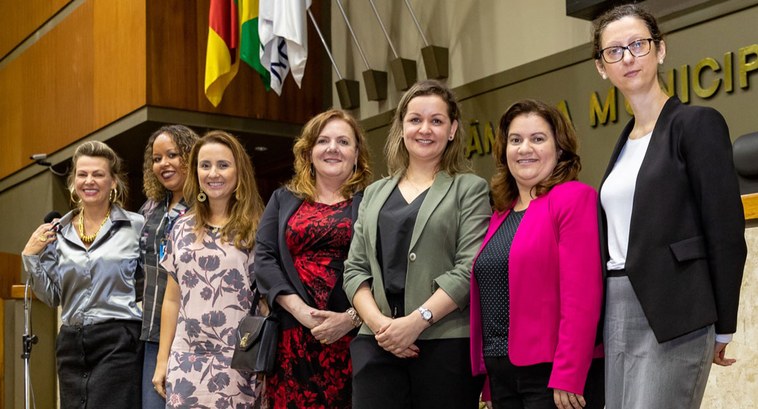 A presidente do TRE-RS e servidoras participaram do evento realizado na Câmara de Vereadores