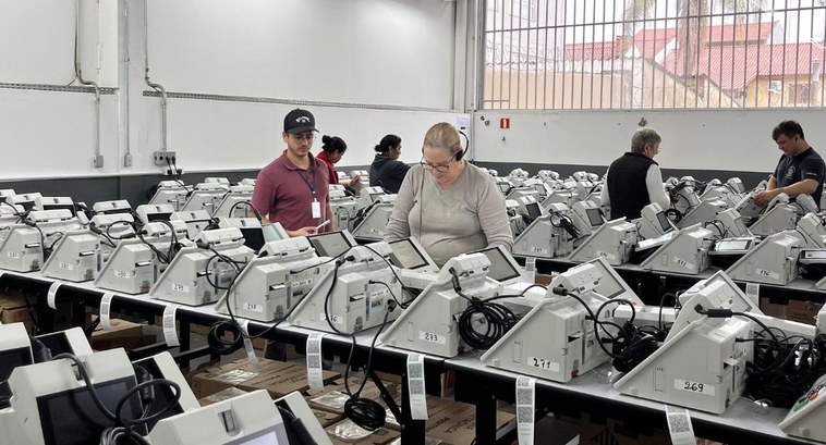 TRE-RS: carga das urnas
