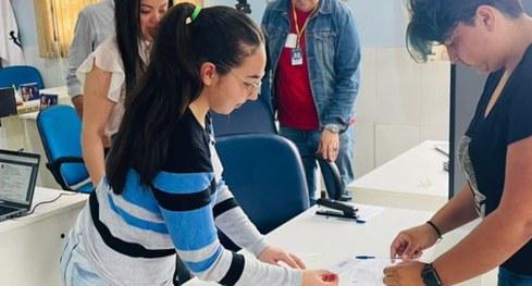 Pessoas aguardam atendimento no programa "Justiça Eleitoral Presente" em Formigueiro (5 e 6/12/2...