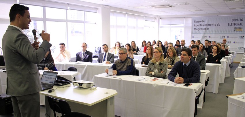 Mais de 150 juízes eleitorais foram capacitados durante o evento