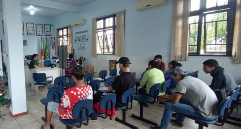 Pessoas aguardam atendimento no programa "Justiça Eleitoral Presente" em Formigueiro (5 e 6/12/2...