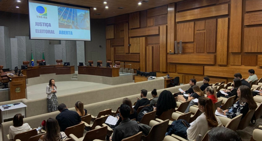 Estudantes da UniRitter visitam o TRE-RS em atividade de cidadania
