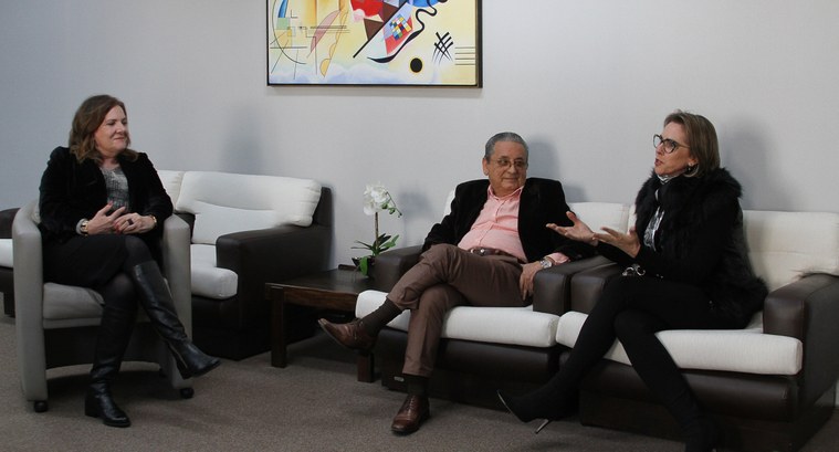 TRE-RS: FADERS recebe doação do TRE-RS em prol de ações de interesse social Justiça Eleitoral gaúcha destinou à Fundação dois automóveis e dois rádios para veículo