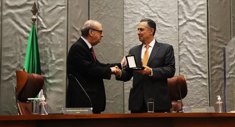TRE-RS Ministro Barroso recebe medalha Moysés Vianna