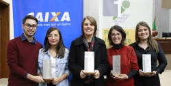 Foto com os premiados com as melhores reportagens do RS na área eleitoral