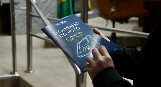 TRE-RS recebe escola para a exposição Caminhos do Voto