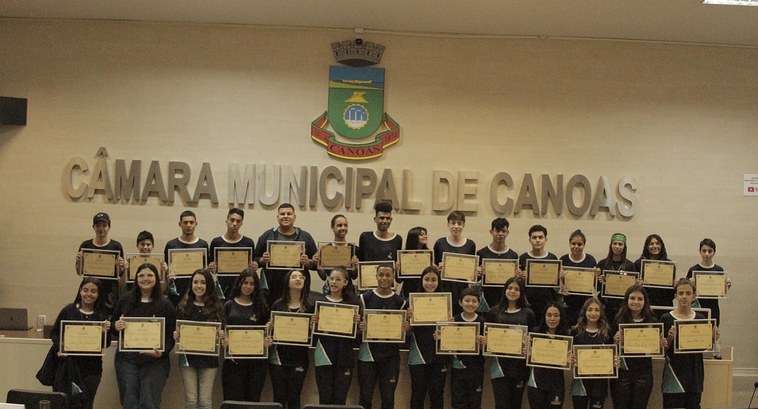 Representantes do TRE-RS participaram da cerimônia de diplomação dos jovens canoenses.