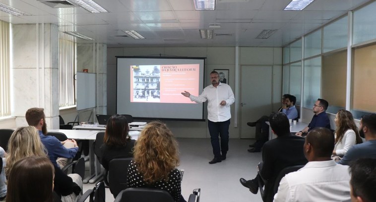 Visita alunos IPA ao TRE-RS Visita alunos IPA ao TRE-RS