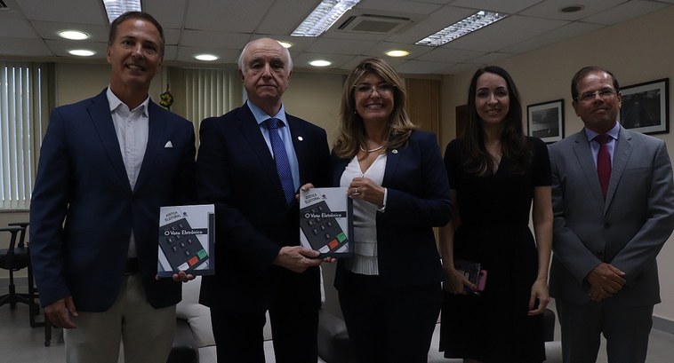 VISITA DEP. ADRIANA LARA AO TRE-RS