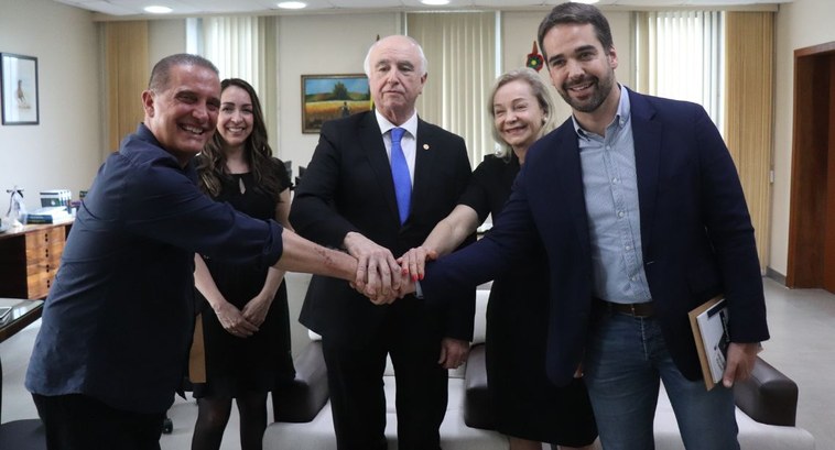 PRESIDENTE DO TRE-RS RECEBE CANDIDATOS AO GOVERNO PRESIDENTE DO TRE-RS RECEBE CANDIDATOS AO GOVERNO